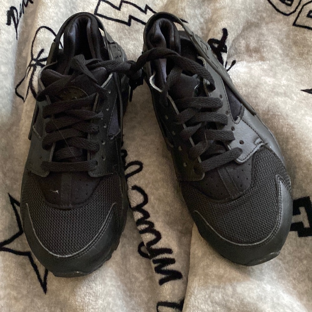 black huaraches